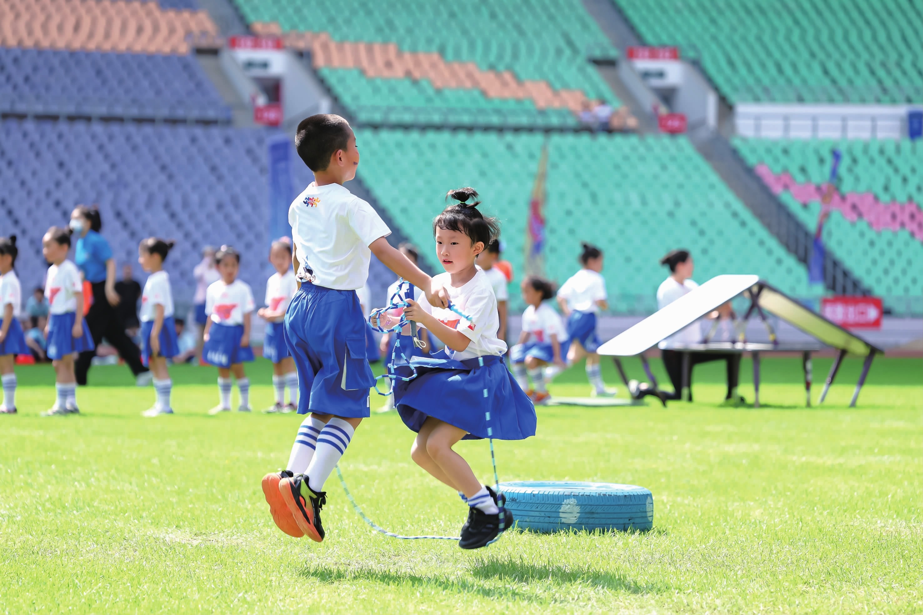 阿尔卡拉斯表演赛搞笑举动笑翻全场，指出乐观态度是最大武器