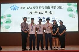 绝了，不满输给巴萨！皇马天才怒踢水杯，自己摔倒，球迷：输不起